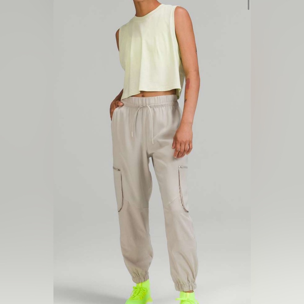 LULULEMON NWT Relaxed MR cargo pants size 6